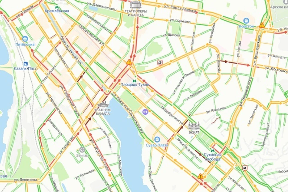 Центром пробки стала территория близ театра Камала.