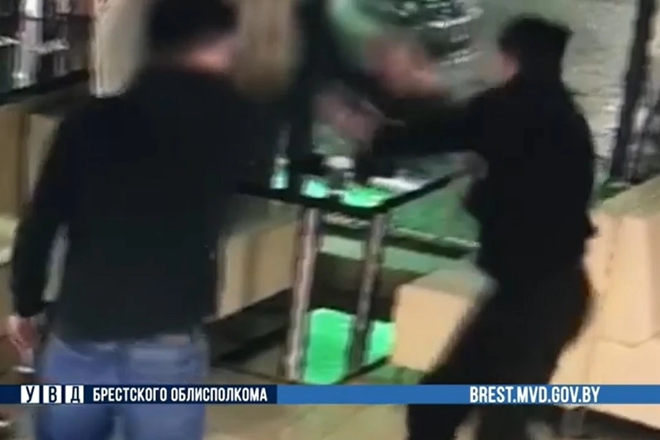 Житель Ивацевичского района распылил перцовый баллончик в кафе на заправке. Фото6 стоп-кадр | видео УВД Брестского облисполкома