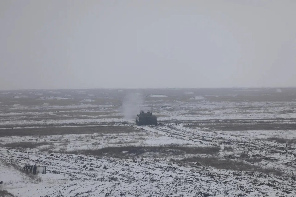 На полигоне под Волгоградом военные уничтожили вражеские позиции на БМП-3