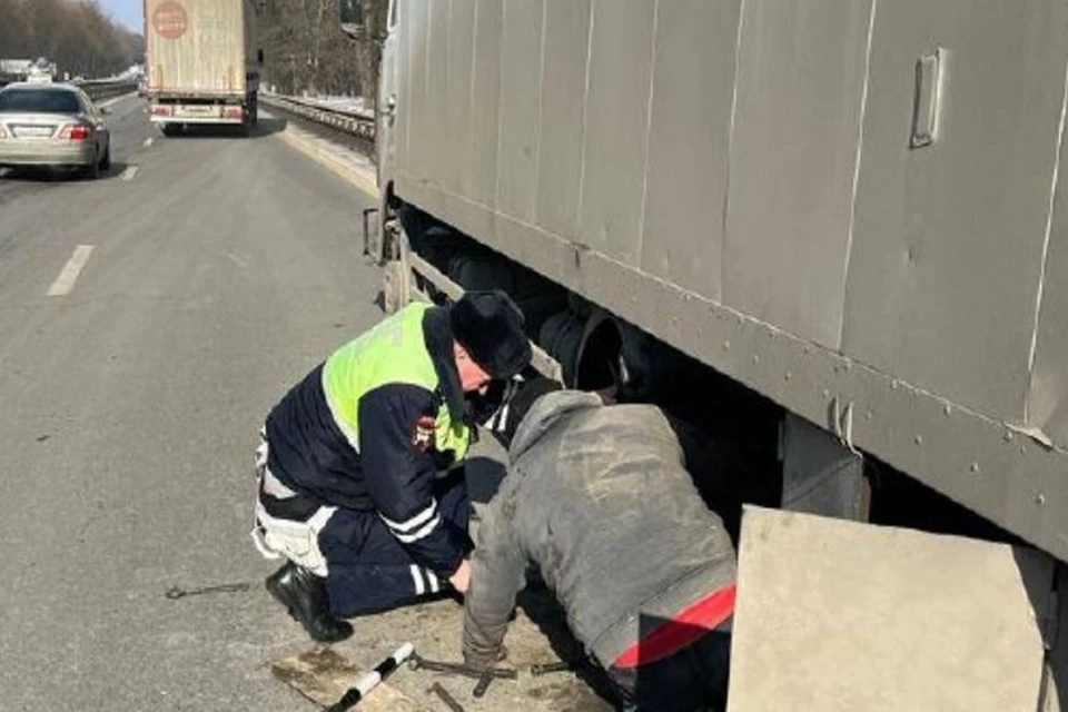 Автомобиль «Зил» без колес был припаркован на трассе М-4 «Дон». Фото: отдел пропаганды УГИБДД России по РО