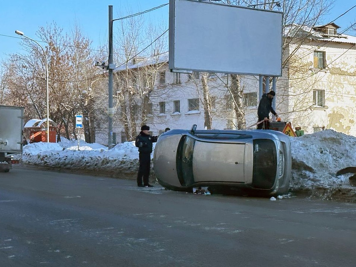 В Новосибирске иномарка завалилась на левый бок после ДТП - KP.RU