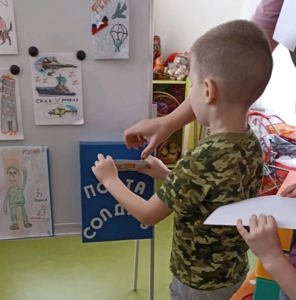 Юные жители Псковской области пишут письма для участников спецоперации