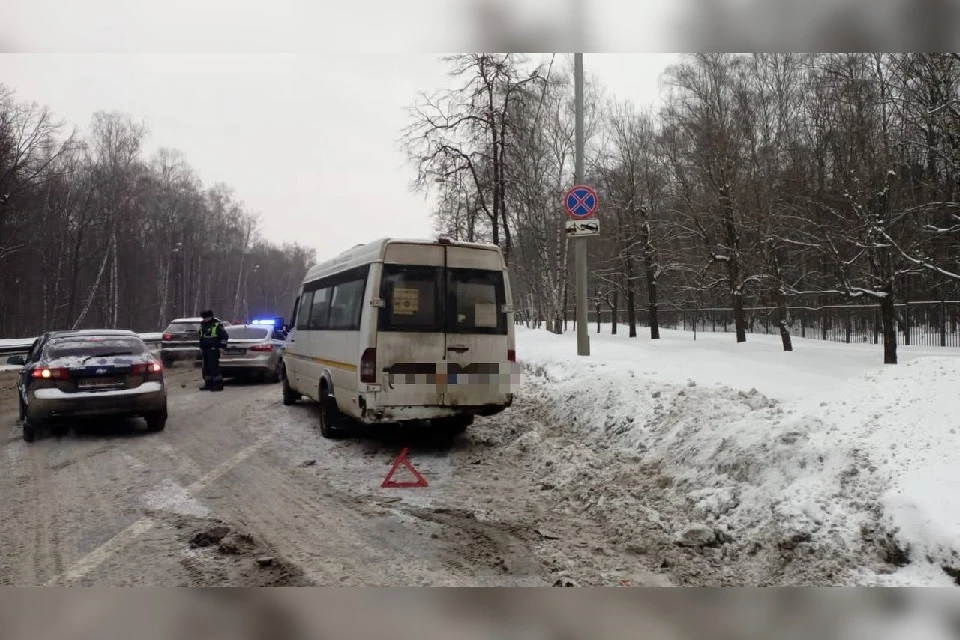 Три человека пострадали в результате столкновения маршрутки и легкового автомобиля на востоке Москвы