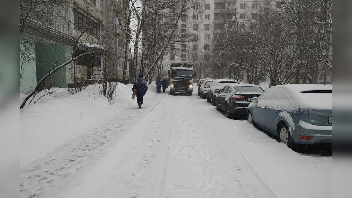 Мусоровоз насмерть сбил женщину во дворе дома на улице Теплый Стан в Москве  - KP.RU