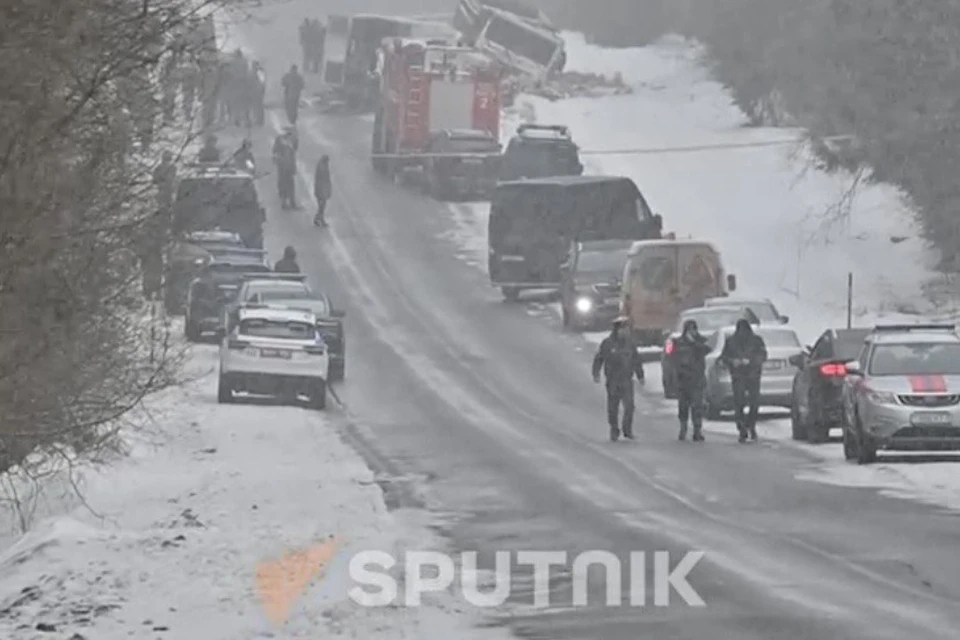 Появилось видео с места аварии под Минском, в которой погибли 11 человек. Скриншот с видео, опубликованного в телеграм-канале Sputnik Беларусь