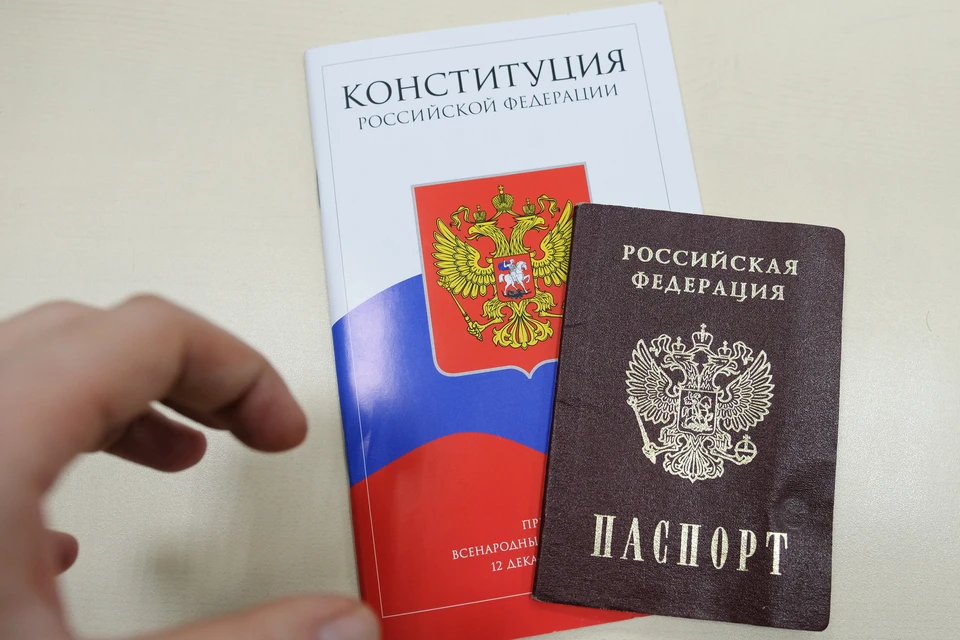 Александр Беглов торжественно вручил российские паспорта жителям Мариуполя
