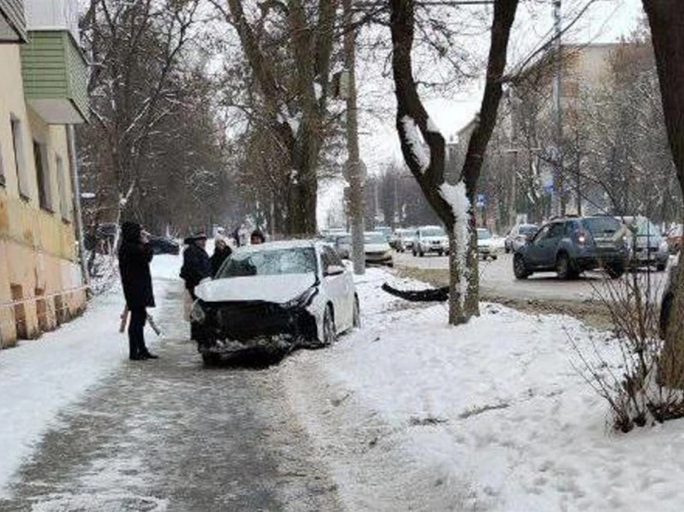 В Туле после ДТП на улице Дмитрия Ульянова KIA вылетел на тротуар