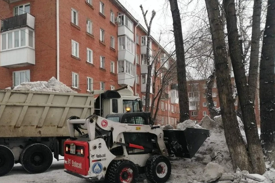 За неделю из дворов Иркутска вывезли 7 тысяч тонн снега