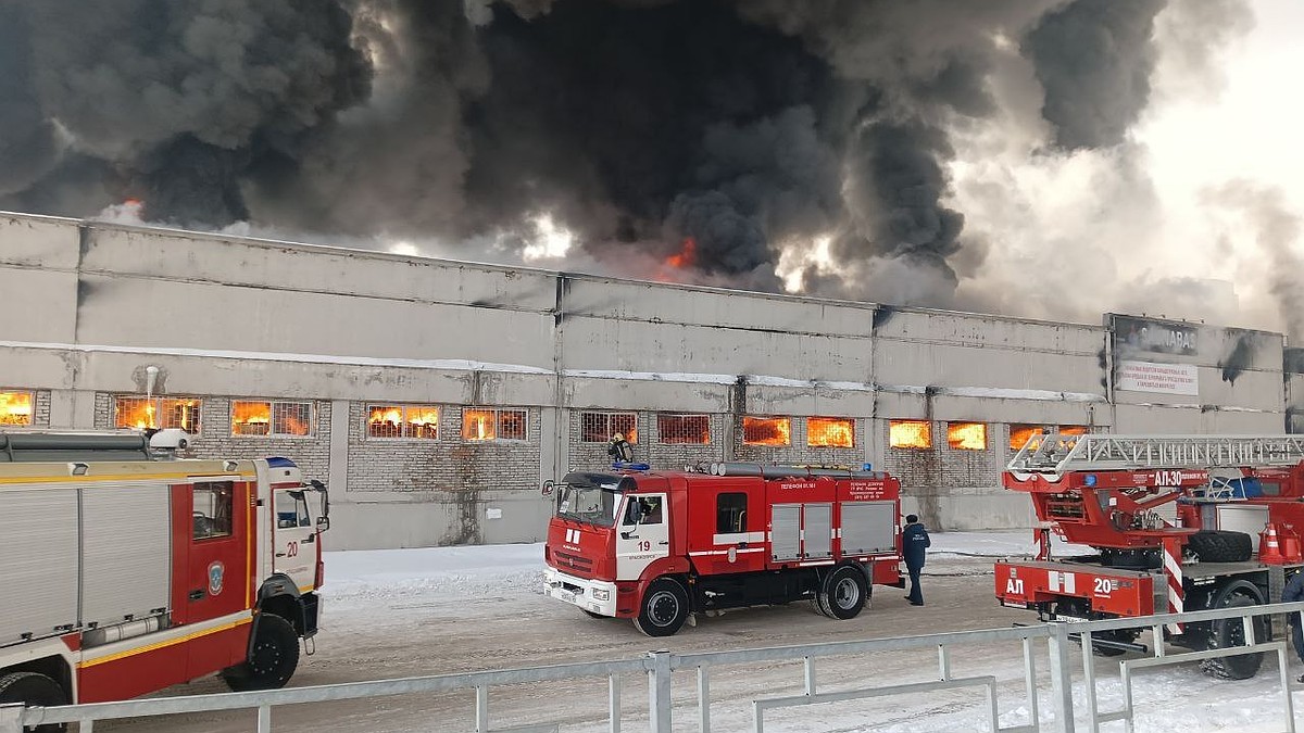 Фото и видео пожара на складе на Свердловской в Красноярске 22 февраля 2023  года - KP.RU