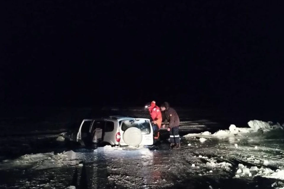 Решили прокатиться, но провалились под лед: трех человек спасли на Малом море. Фото: Байкальско-поисковый спасательный отряд