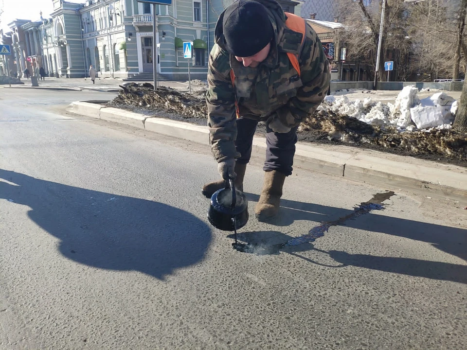 Трещины на дорогах начали заливать в Хабаровске Фото: администрация Хабаровского края