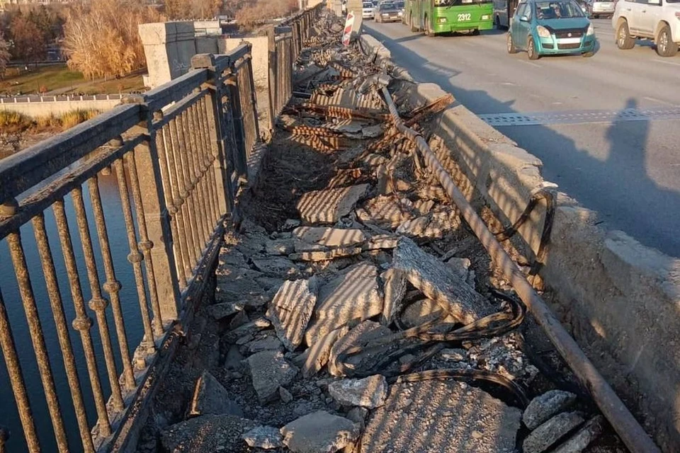 Чугунную ограду на Октябрьском мосту полностью заменят. Фото: СпецТрансСтрой