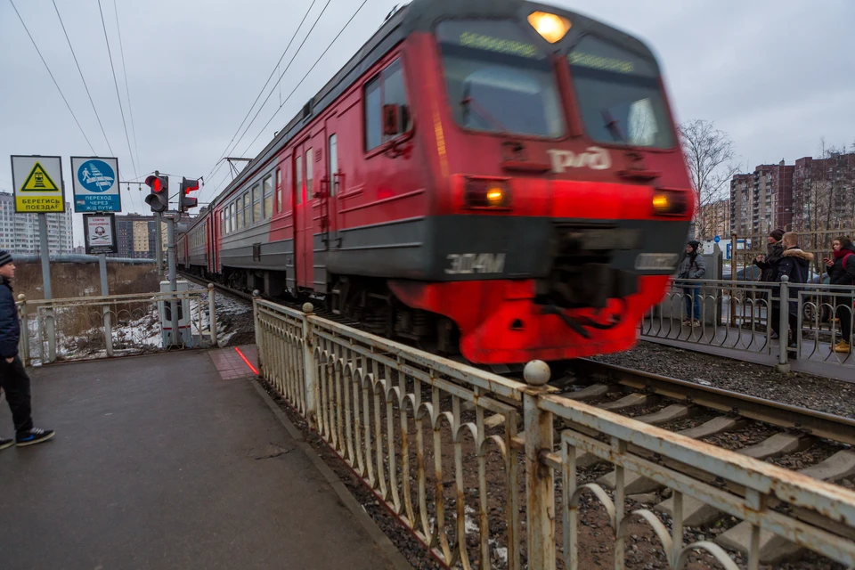 Бесстрашный зацепер пытался добраться из Петербурга в Москву между вагонами поезда