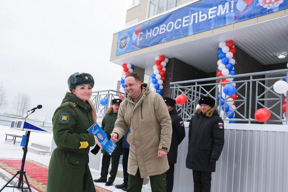 Сразу 72 военнослужащих 1-го Государственного испытательного космодрома Министерства обороны Российской Федерации и члены их семей получили ключи от новых служебных квартир