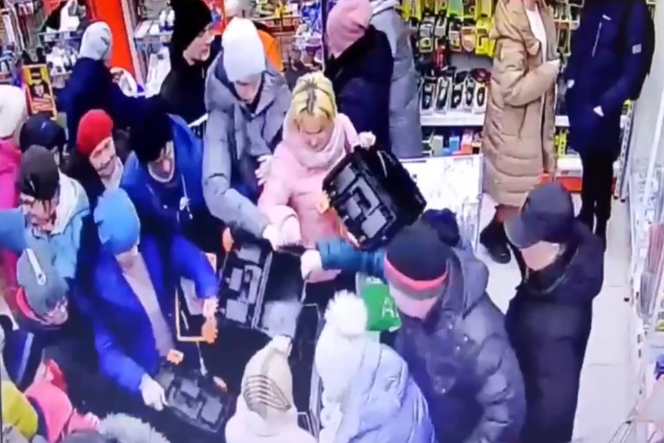 Женщину устроили давку и битву за подарки мужу к 23 февраля в магазине в Петербурге. Фото: предоставлено "КП"