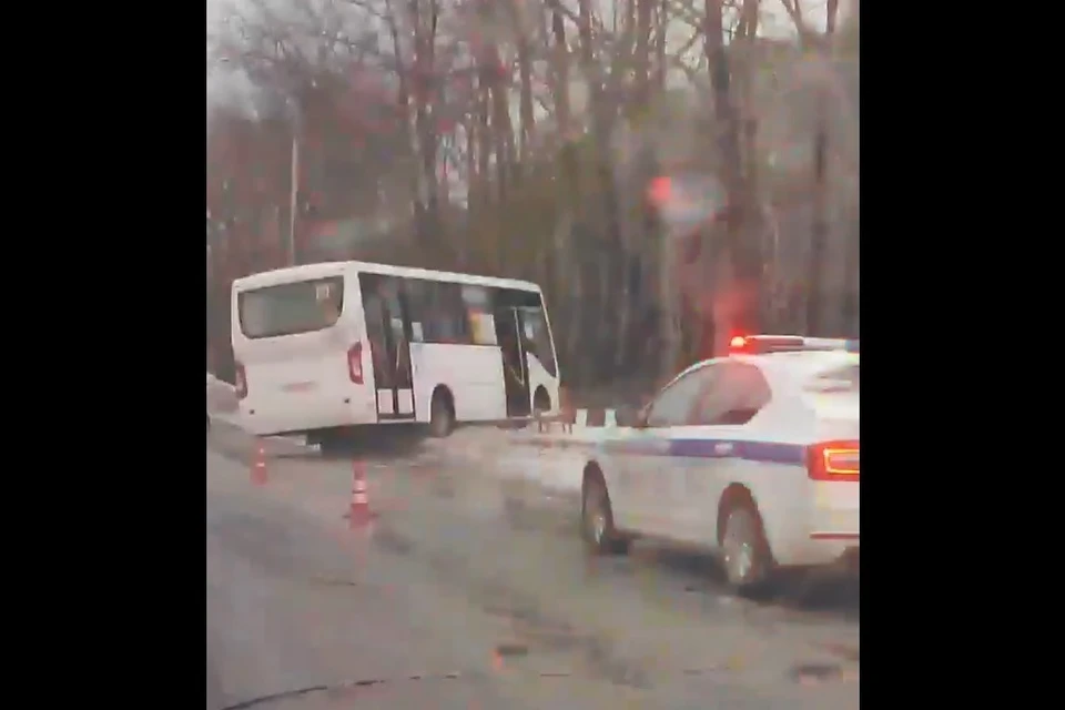 В Рязани маршрутка №66 врезалась в столб. Фото: группа в ВК Автоблог Рязань