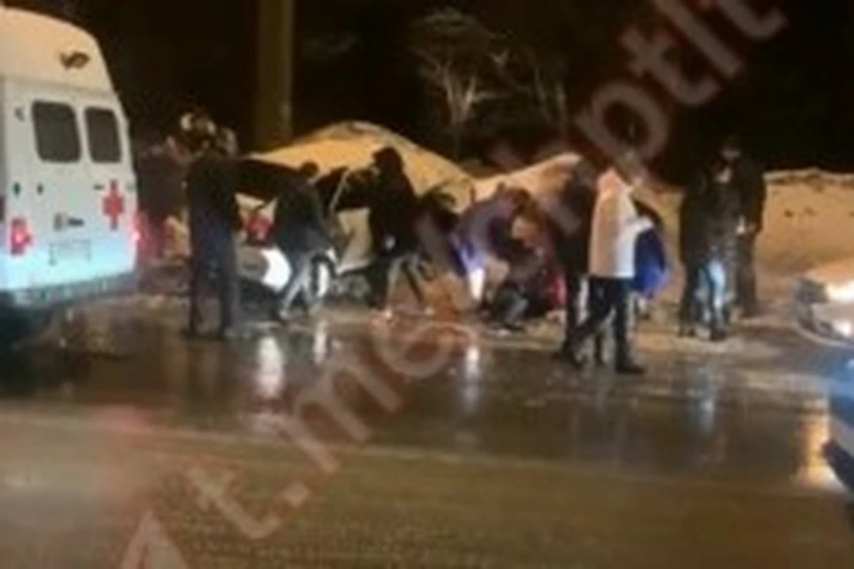 Водитель не справился с управлением и влетел в столб. Фото: t.me/samaradtp