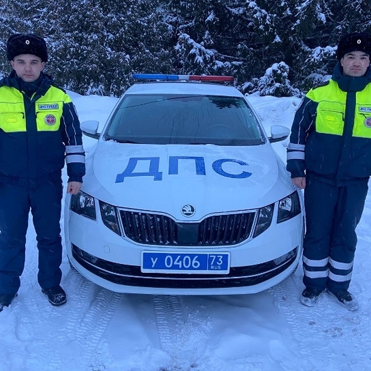 Ульяновские гаишники вытащили из сугроба авто врача, приехавшего на вызов к  ребёнку - KP.RU