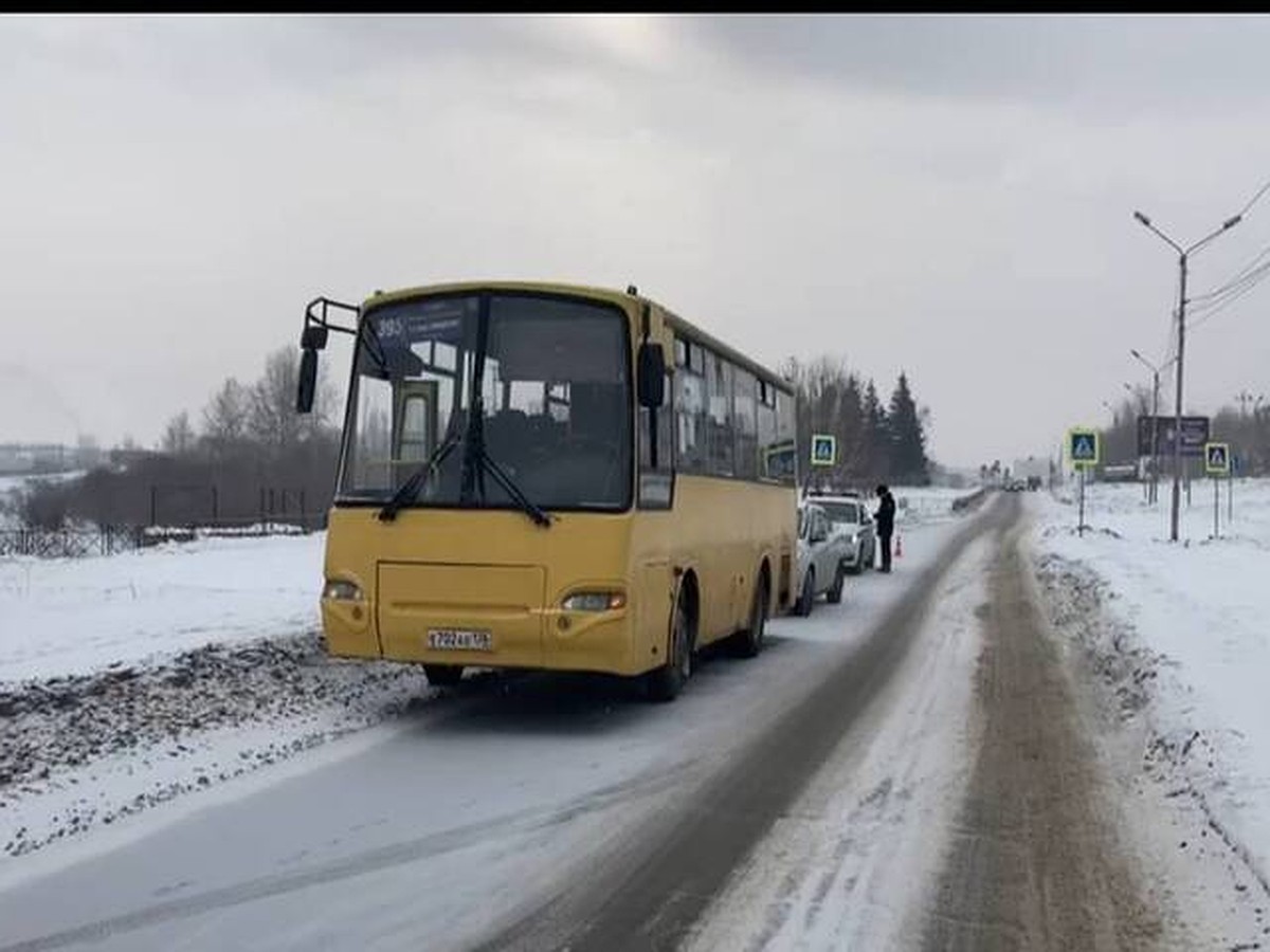 28 февраля в Усолье-Сибирском автобус наехал на 18-летнюю девушку - KP.RU