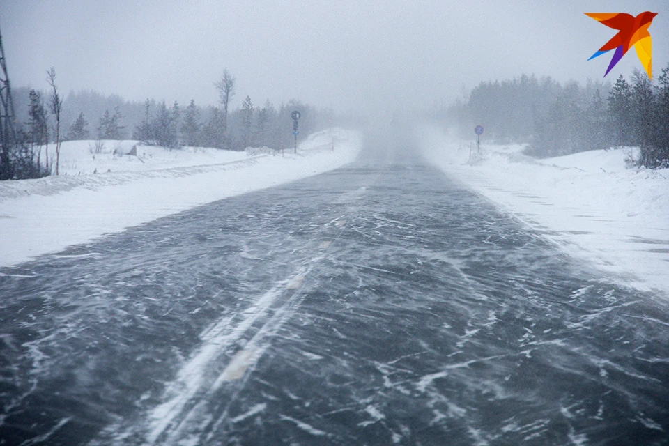 Из-за разбушевавшейся снежной стихии в Мурманской области пришлось перекрыть ряд автодорог.