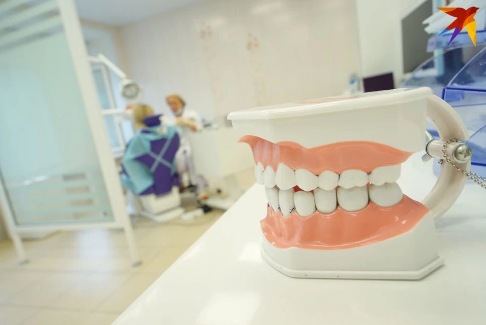 Индикатор налета - еще одно средство, которое наряду с зубной пастой, ополаскивателем, ирригатором и зубной нитью предлагают использовать стоматологи.
