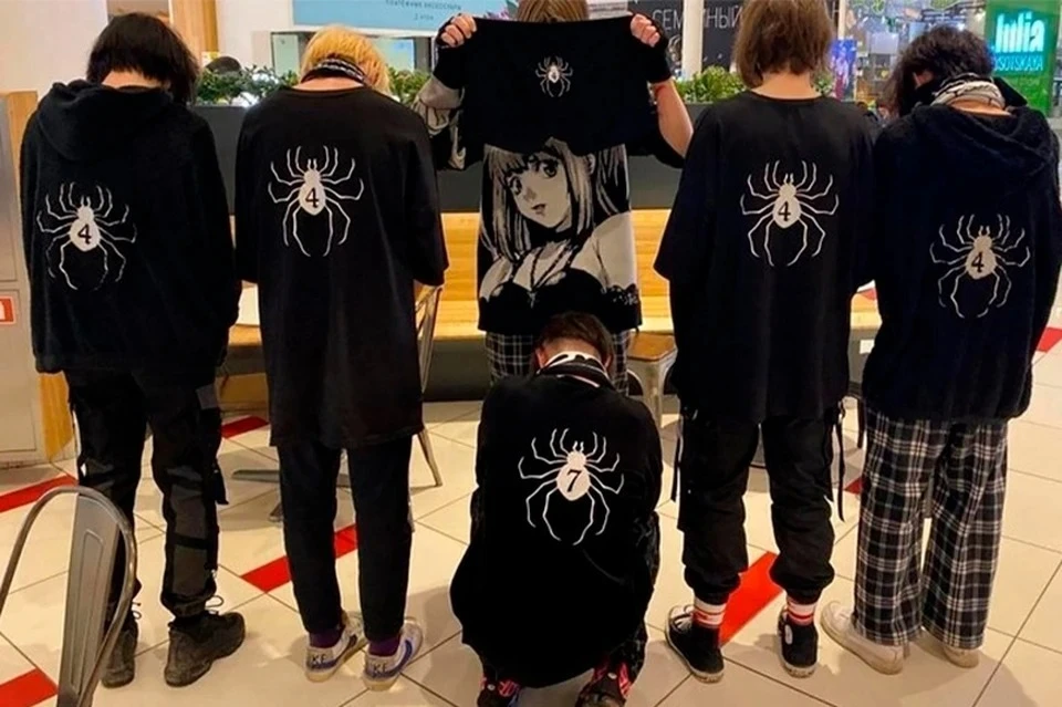 Представители новой субкудьтуры носят черные худи и майки с пауком. Фото: соцсети