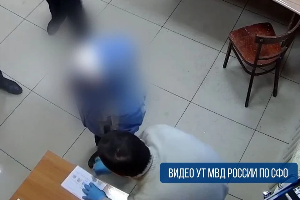 Жительница Кузбасса украла мобильный телефон в пассажирском поезде. Фото: стоп-кадр из видео / УТ МВД России по СФО