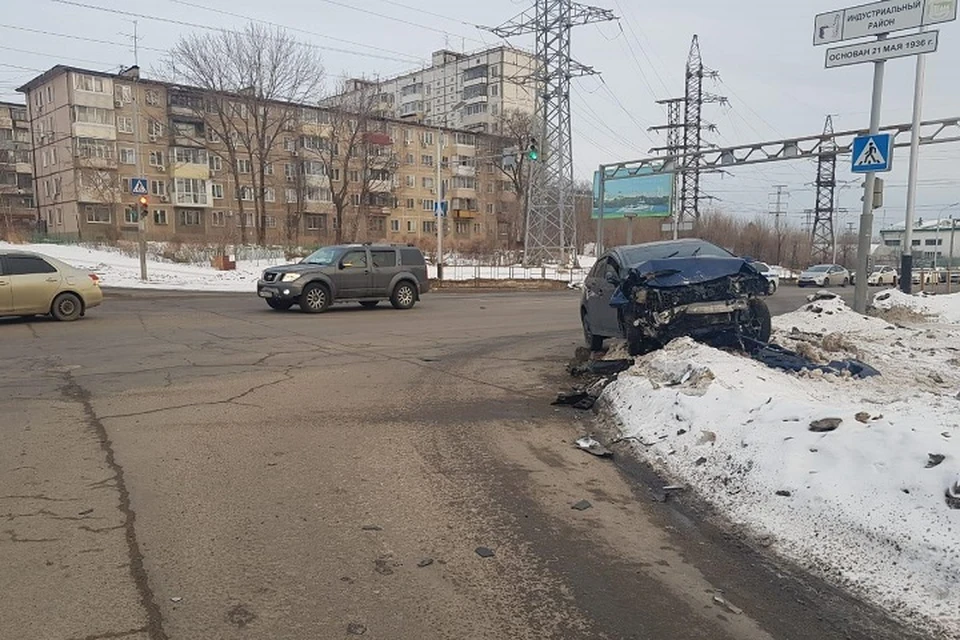 Мужчину с травмами головы после аварии увезли в больницу в Хабаровске