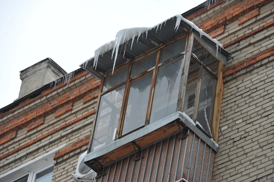 В Новосибирске рухнувший с крыши снег повредил припаркованные машины.