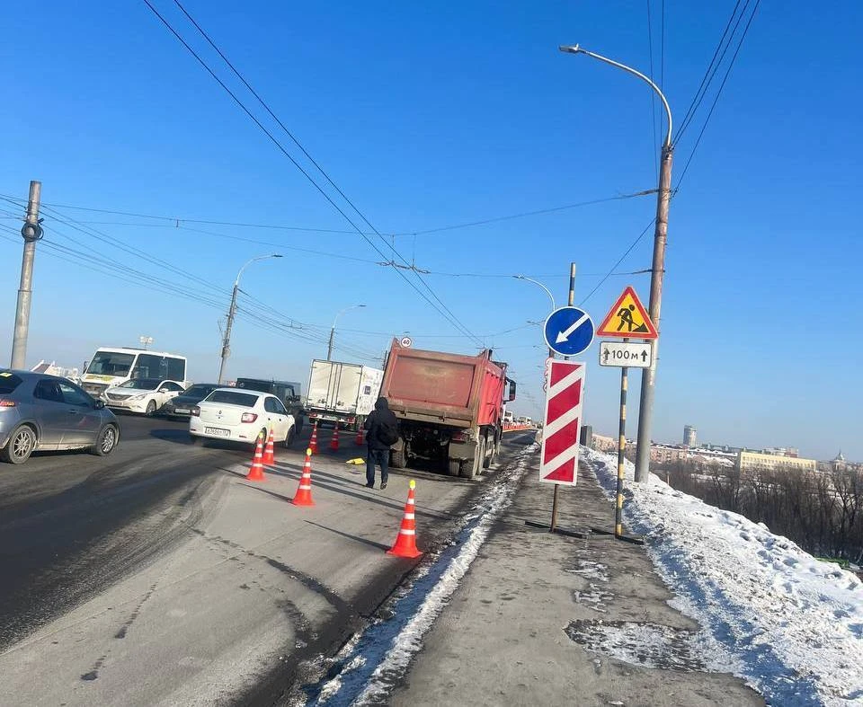 Ленинградский мост в омске сегодня. Ленинградский мост Омск. Развязка у Ленинградского моста Омск. Перекрытие Ленинградского шоссе. Троллейбус на Ленинградском мосту Омск.