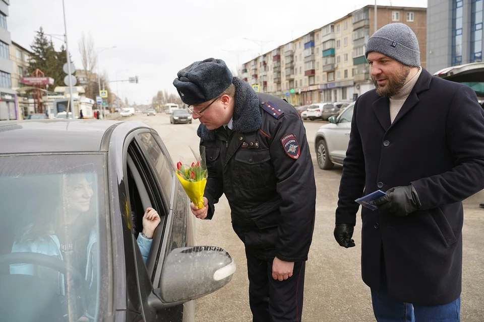 Липецкие автоинспекторы подарили женщинам цветы к 8 Марта