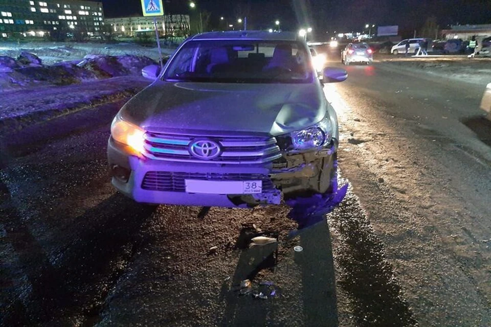 В Братске водитель Toyota Hilux сбил двух пешеходов