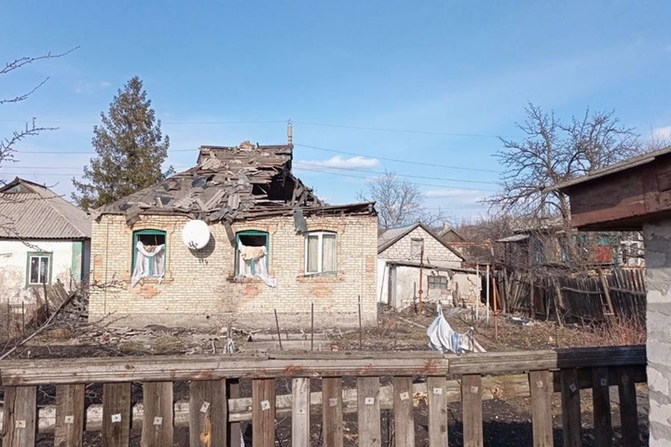 В Горловке прямым попаданием украинского снаряда был поврежден дом по улице Прилуцкого. Фото: ТГ/Приходько