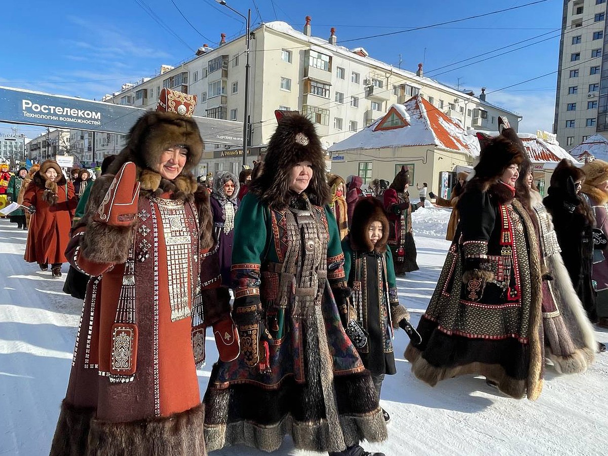 Более тысячи людей в богатых национальных костюмах прошли по главной улице  Якутска - KP.RU