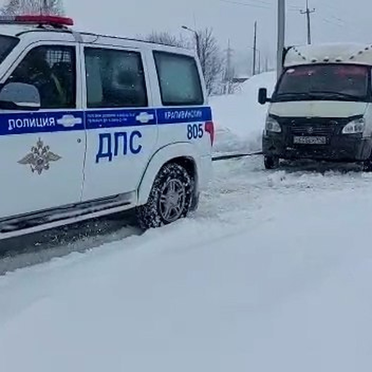 В Кузбассе сотрудники Госавтоинспекции помогли новосибирцу вытащить машину  из кювета - KP.RU