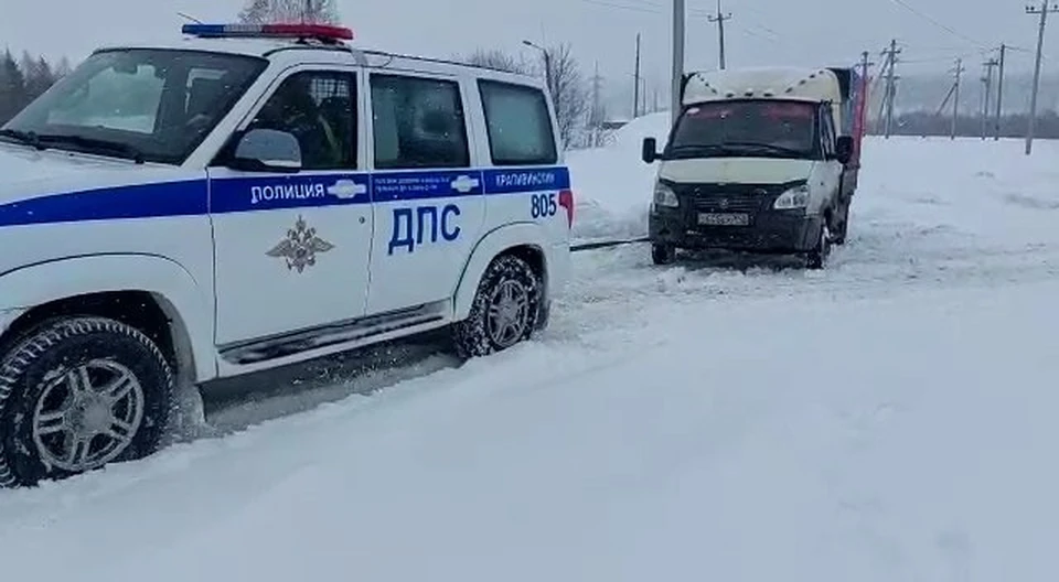 Кузбасские полицейские всегда готовы помочь водителям, попавшим в затруднительную ситуацию.