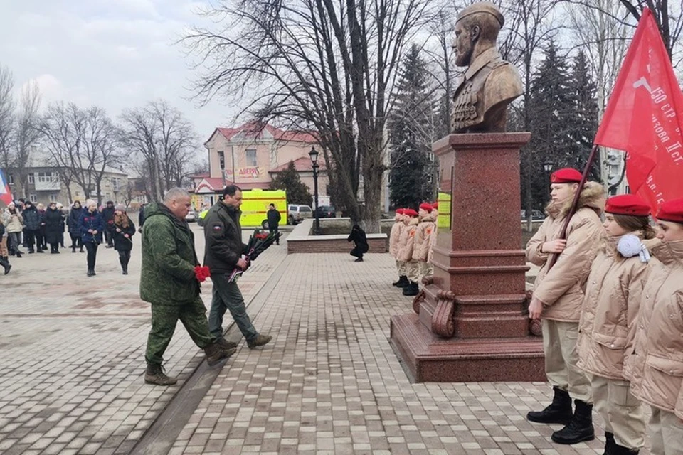 Торжественное возложение цветов прошло в Волновахе, где установлен памятник Героя РФ, Героя ДНР Владимира Жоги. Фото: Администрация Волновахи