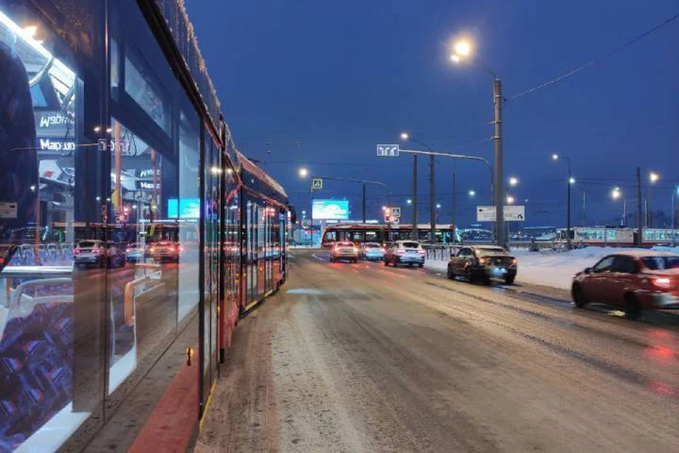 У площади Александра Невского трамвай сошел с рельсов / Фото: Комтранс