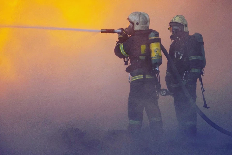 За минувшие сутки пожарные четыре раза выезжали на тушение возгораний. Фото: МЧС России