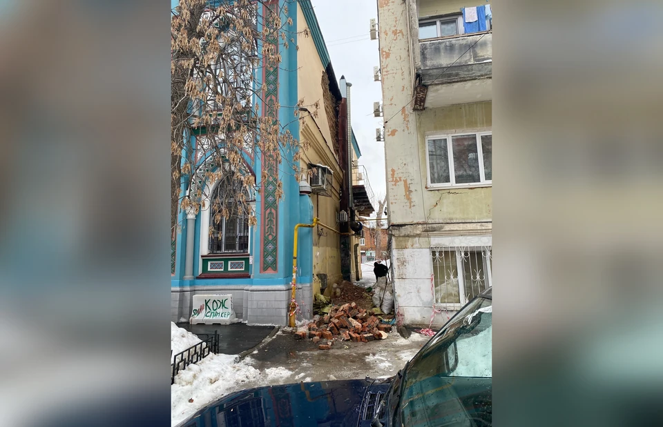 Местные жители рассказали, что фасад понемногу разрушался с декабря 2022 года / Фото: Честная Самара