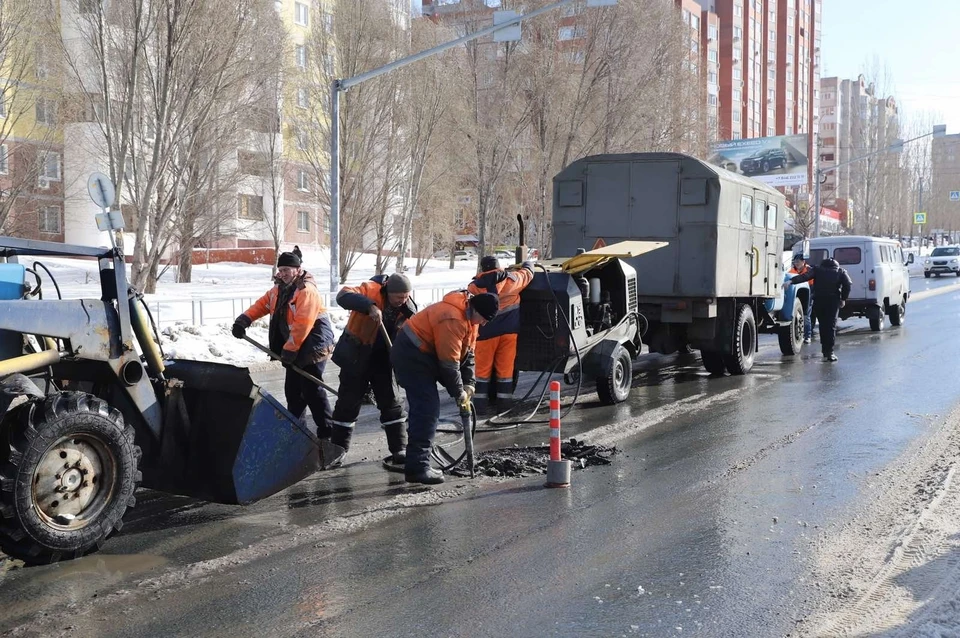 Работники подготавливают улицы к строительному сезону. Фото: городская администрация