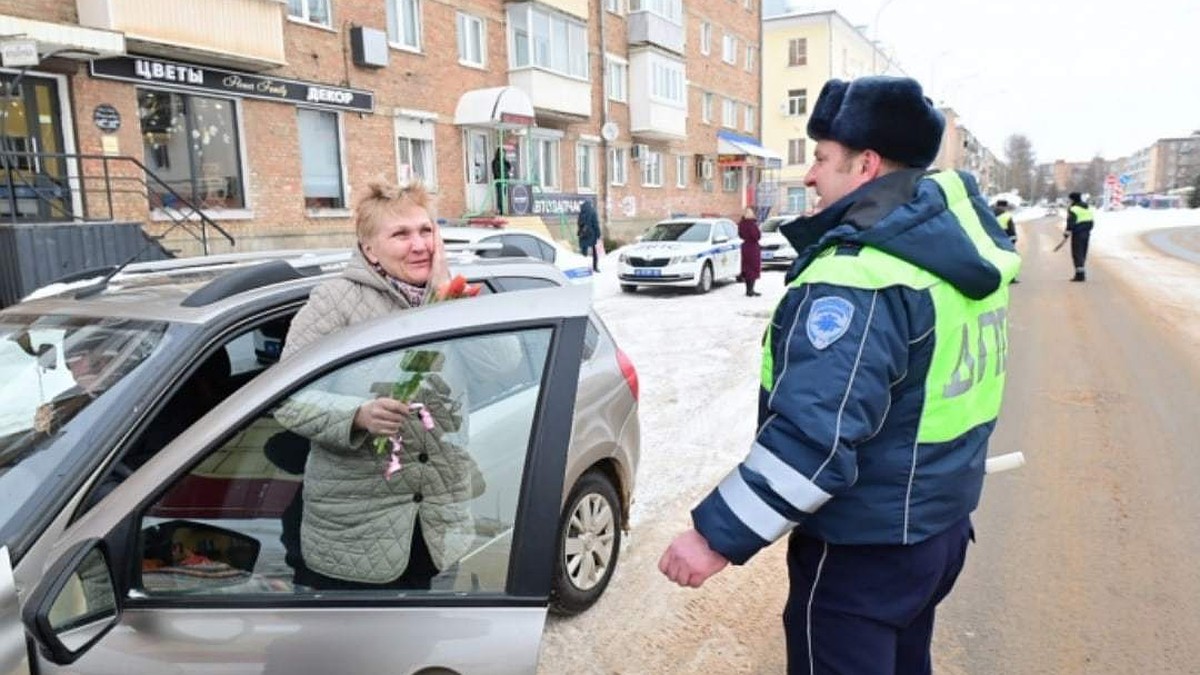 Сотрудники ГИБДД из Великих Лук поздравили женщин с наступающим праздником  - KP.RU