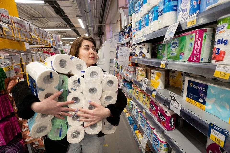 Простой обход доступных магазинов и опытное изучение маркировки на упаковках с туалетной бумагой показали, что никаких отметок о наличие химических соединений на туалетной бумаге нет