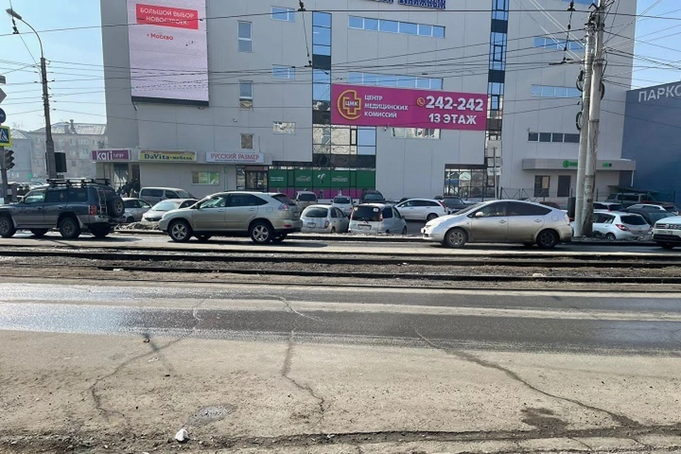Автомобиль сбил женщину на трамвайной остановке в Хабаровске