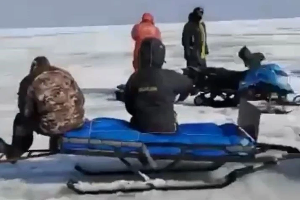 Владельцы снегоходов отказывались от эвакуации с оторвавшейся льдины на Сахалине. Скан видео