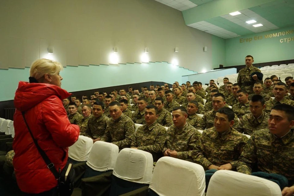 В ходе визита они ознакомились с бытовыми условиями, созданными для солдат срочной службы, а также с организацией досуга военнослужащих.