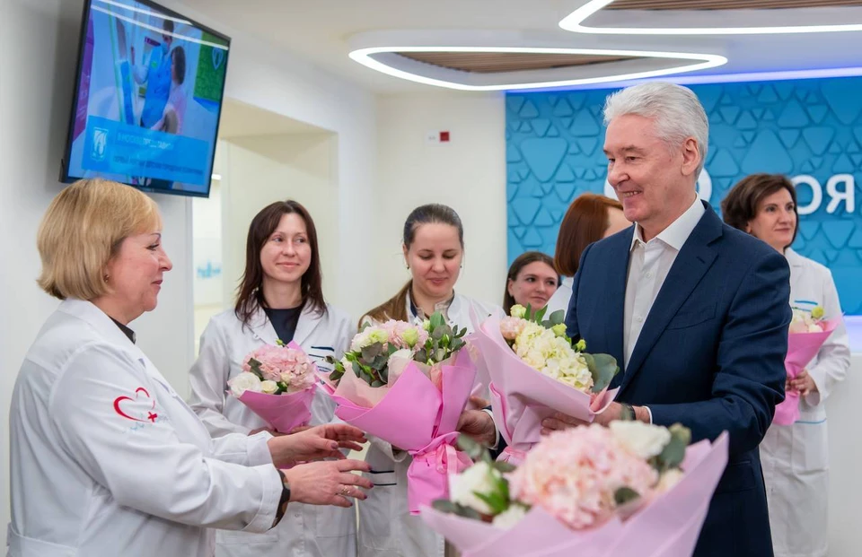 Накануне Международного женского дня, мэр во время осмотра поликлиники встретился с женщинами-врачами и медсестрами. Фото: пресс-служба мэра Москвы