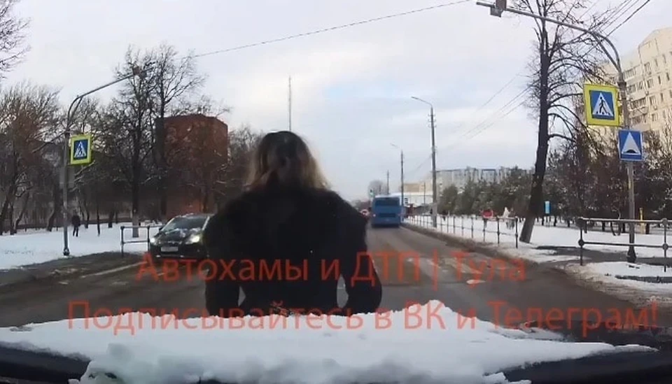 В Туле заметили странную женщину-пешехода, которая бросила снегом в лобовое стекло автомобиля и плюнула на капот