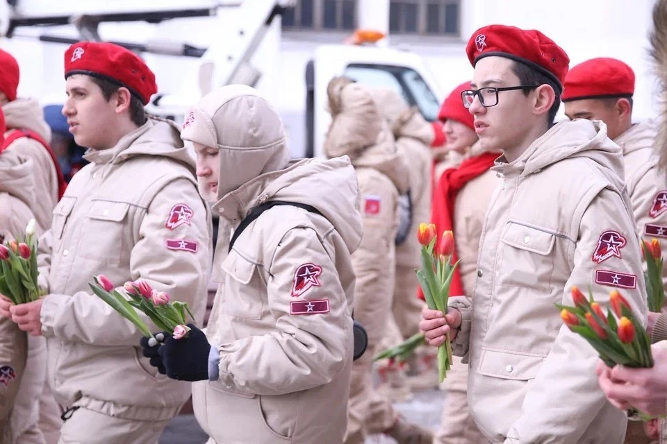 Юнармейцы прошли с цветами по городам России и поздравили женщин с 8 Марта