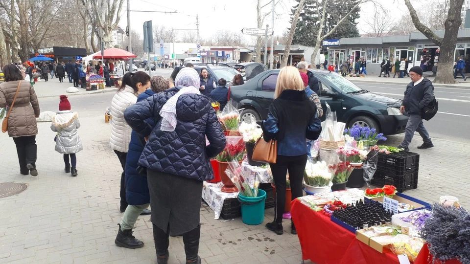 8 марта цветы покупают почему-то чаще женщины.